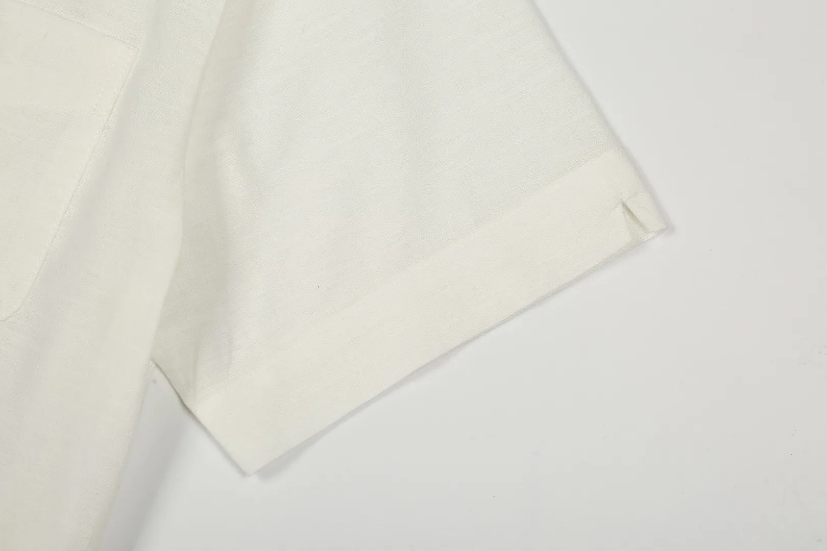 P230 White background picture [High-end quality] Style number: 25055# Color: Navy blue/off-white/ice blue/light pink/chicken yellow/khaki Size: S to XL - Ralph Lauren/Ralph Lauren 25SS Summer popular high-quality old money style Cuban collar pocket style short-sleeved linen couple shirt - originality restoration 95% cotton blended bamboo linen pre-car wash treatment tight and soft texture ✅ - 100% restored workmanship Complete professional shirt with embedded clips in bifurcated sleeves, top button earrings ✅ - Custom dyed original pearlescent white buttons with different sizes ✅ - Special shaped chiffon foil inside the collar door tube, which is not easy to deform and pull ✅ - Ralph Lauren/linen pocket style short-sleeved shirt. It is different from the classic style and has a niche style. It perfectly combines comfort and high-end. An indispensable piece in summer. It is both cool and textured. It is the king of ins style with every snap. It can be used for commuting and vacationing. There’s no pressure to switch between different styles, and the classics never go out of style.